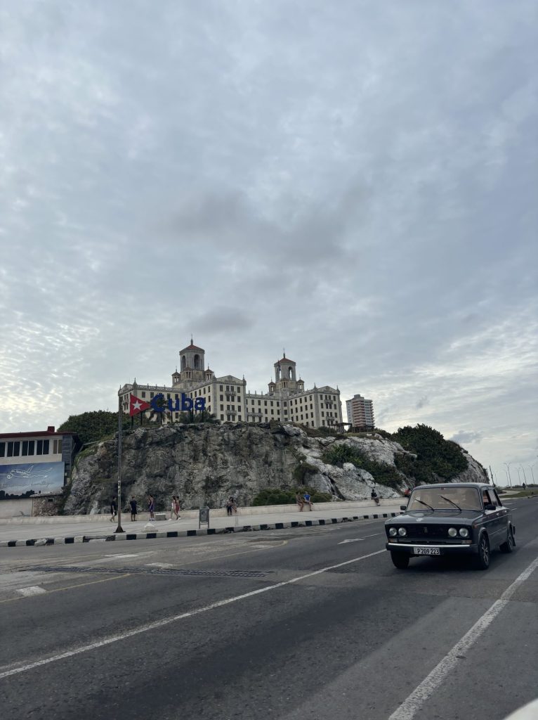 Prachtige foto van Cuba met een typisch Cubaanse klassieke auto