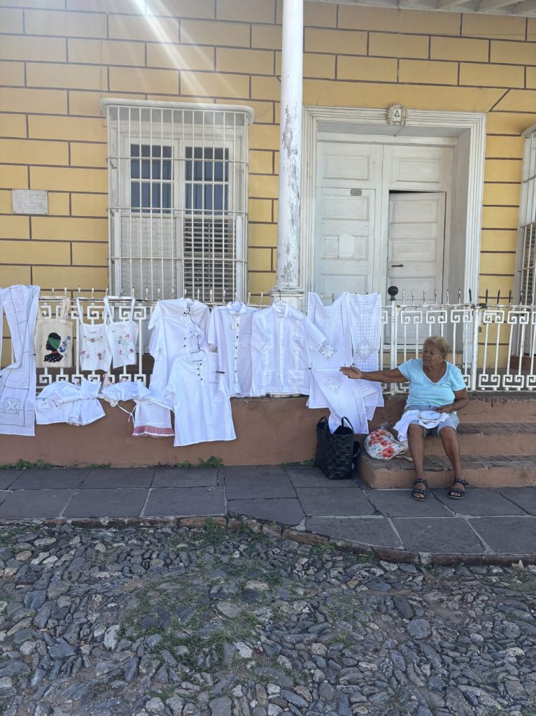 Kledingverkoop op straat in Trinidad